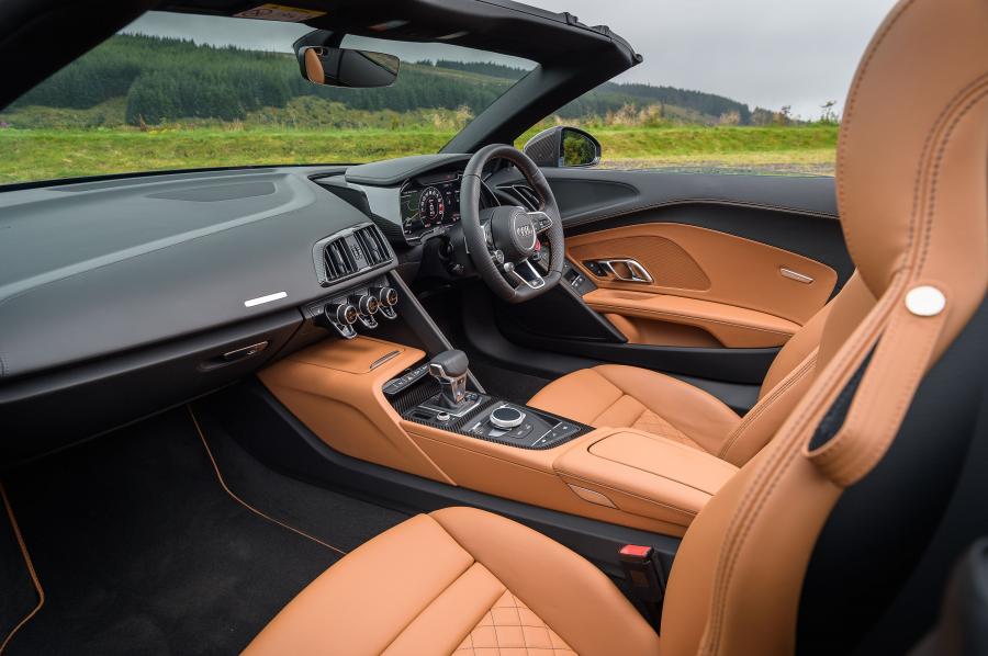 Интерьер Audi R8 Spyder V10 Plus 2017 года  (UK) (фото 3 из 40)